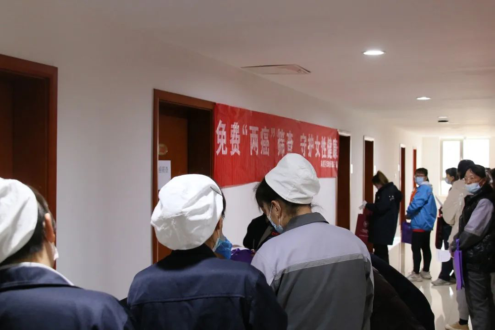河北金博士卫生用品有限公司联合满城区卫健局，组织专业医生来公司为员工进行免费体检